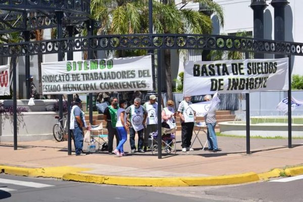 Sigue el acampe de los municipales en Corrientes