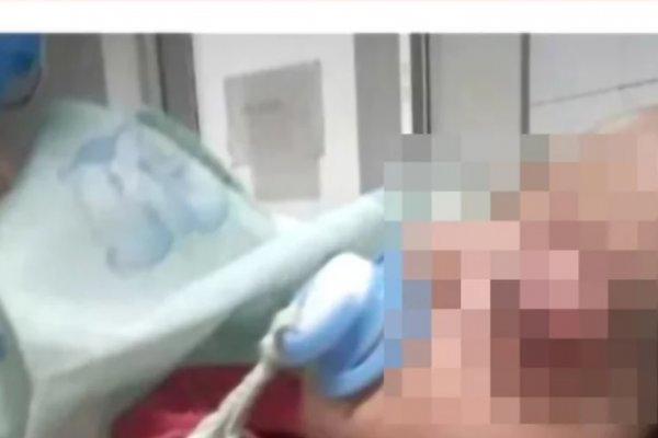 Una pareja no vidente pide ayuda para su hijo que padece cáncer en un ojo