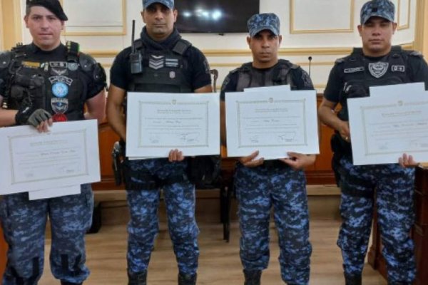 Reconocen a policías que evitaron suicidio en el puente Belgrano