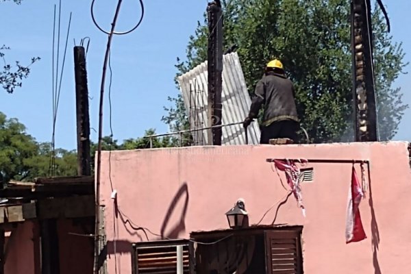 Un herido y grandes pérdidas tras incendio de una vivienda