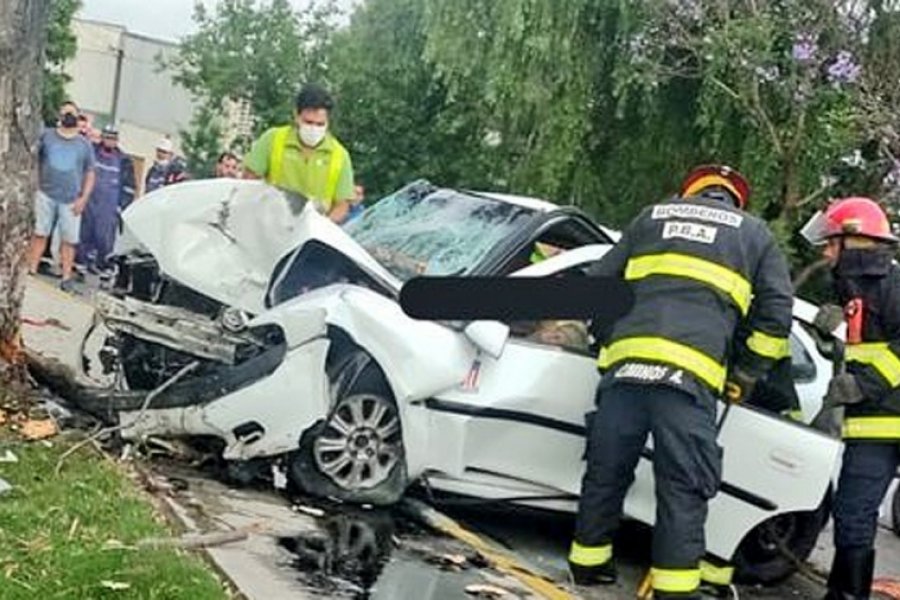 Dos muertos y un herido al chocar un auto contra un árbol en La Plata