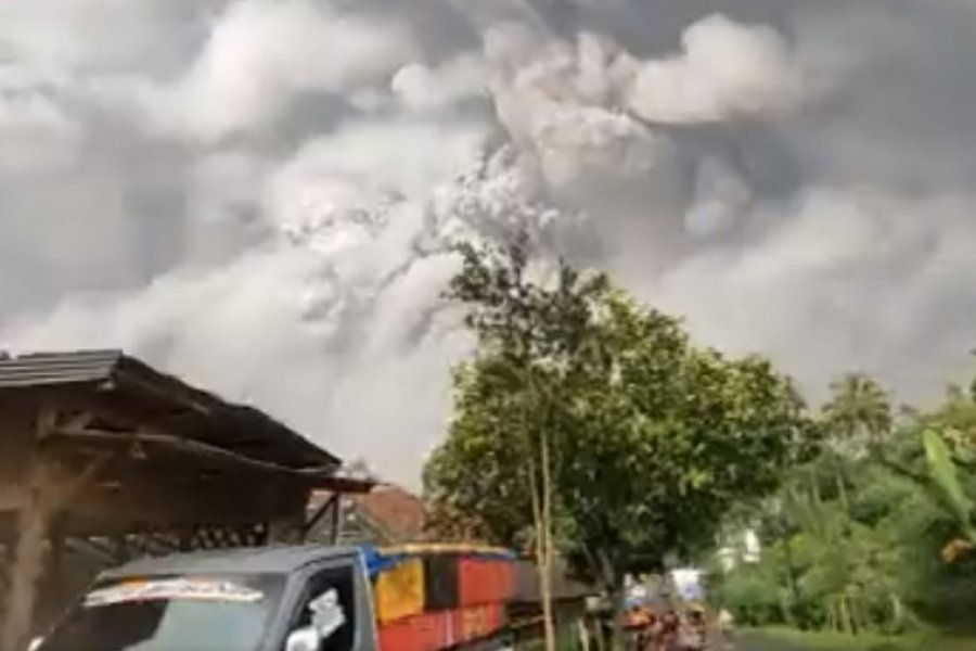 Entró en erupción un volcán en la isla de Java: hay un muerto y mas de 40 heridos