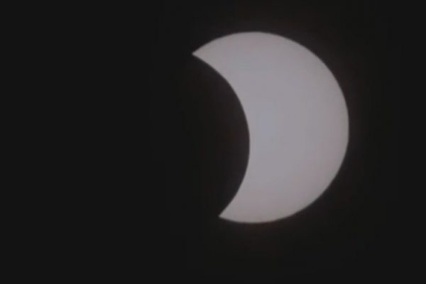Un raro eclipse total de Sol ha oscurecido la Antártida este sábado