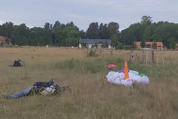 Choque de parapentes: Un hombre de 50 años murió y otro está grave