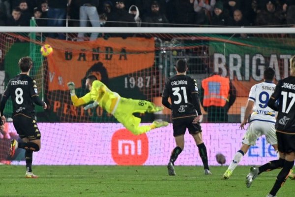 Simeone le marcó dos goles a Romero en la remontada de Hellas Verona ante Venezia