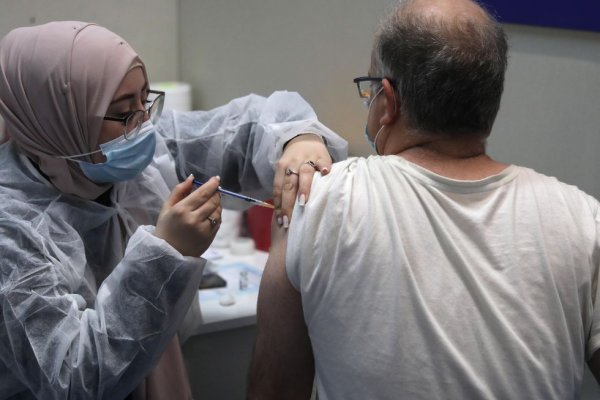 Israel estudia aplicar una cuarta dosis a personas con inmunodeficiencia