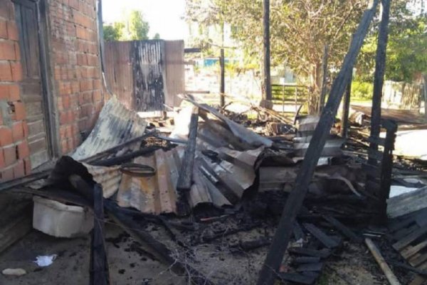 Incendio destruyó tres viviendas