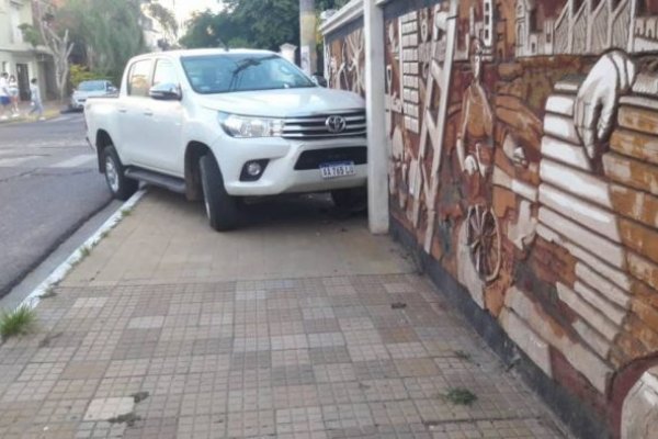 Una camioneta terminó incrustada en un hogar de ancianos