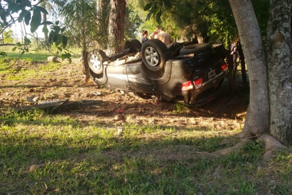 Impactante despiste y vuelco sobre Ruta 43