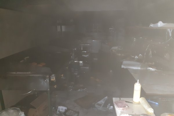 Incendio total en una hamburguesería de Corrientes