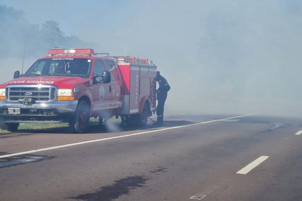 Ruta 12: Gran incendio de pastizales cerca a Paso de la Patria