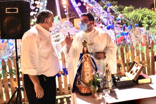 Cassani en la inauguración de árbol y pesebre en el barrio Concepción