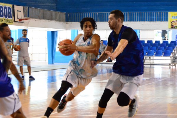 Con Penka y Faca, Regatas volvió a entrenarse