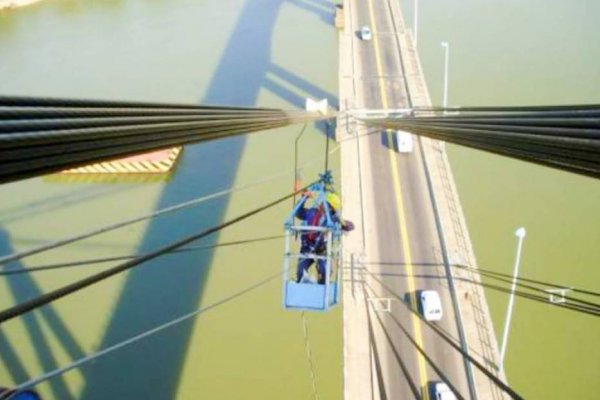 Comenzó el mantenimiento de los cables-tensores del puente Manuel Belgrano