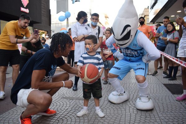 Regatas revolucionó la peatonal con su Fan Day