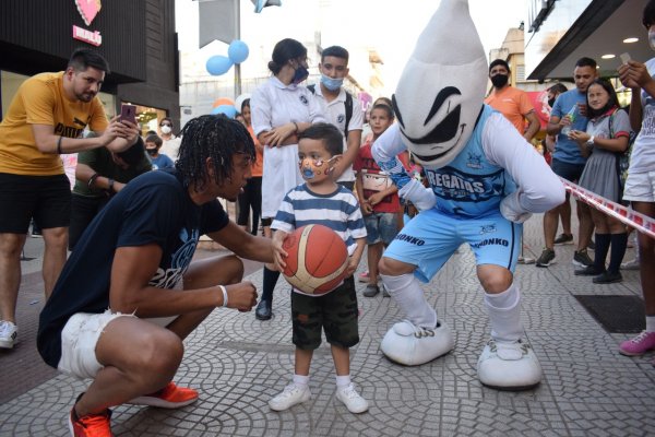 Regatas revolucionó la peatonal con su Fan Day