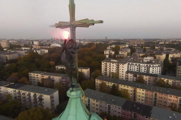 Un artista urbano conmovió con la escultura de un niño refugiado desde la cúpula de una iglesia