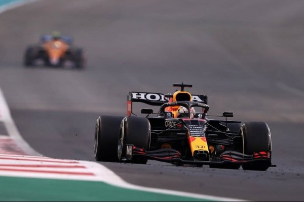 Max Verstappen ganó la primera carrera del año en Bahréin