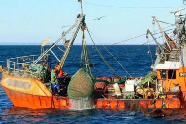 Se hundió un barco pesquero cerca de Puerto Rawson y uno de los tripulantes murió