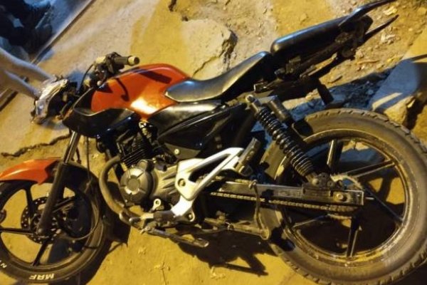 Cometieron un robo y tuvieron que escapar corriendo porque se les salió la cadena de la moto