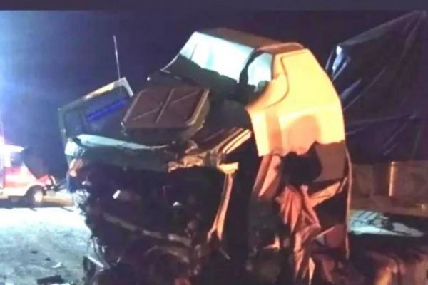 Impactante choque de camiones dejó solo heridos leves
