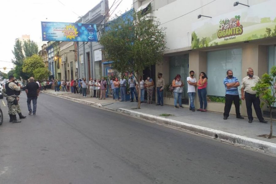 Largas filas por el bono de 8 mil pesos a Jubilados y Pensionados
