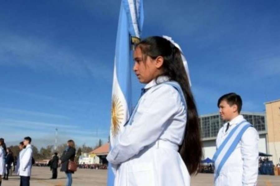 En La Pampa, los alumnos ya no tendrán que tener el mejor promedio para llevar la bandera