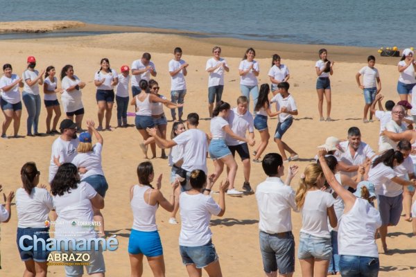 Más de 400 personas formaron parte de una coreografía en la playa Arazaty