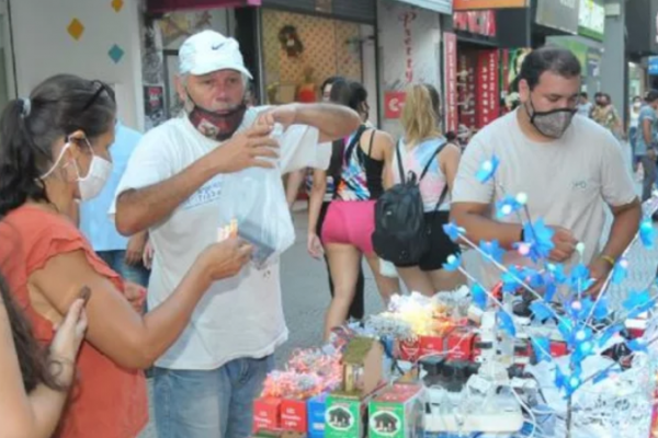 Los comercios atenderán mañana con horario extendido y el 24 cerrarán a las 18