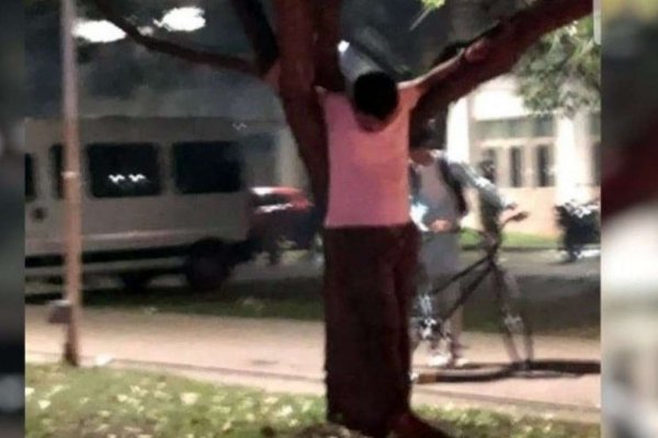 Me drogaron: Un joven apareció crucificado en un árbol tras una fiesta de egresados