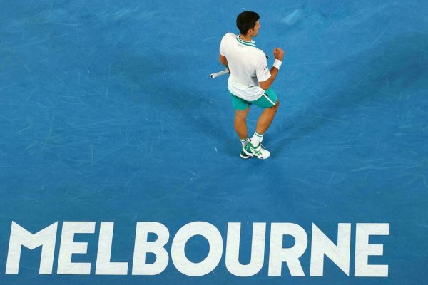 Advierten a Djokovic que debe estar vacunado para jugar en Australia