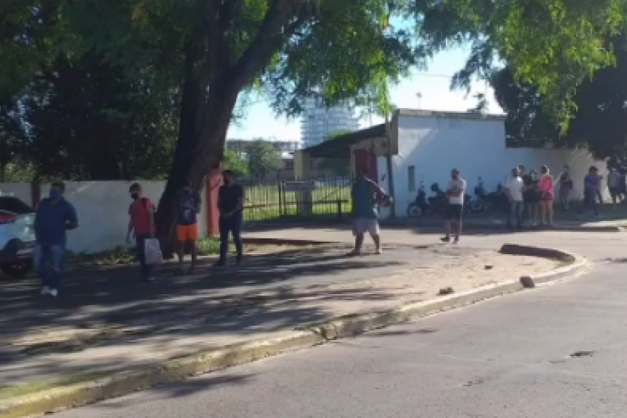 Corrientes: Larga fila para el hisopado en zona del Puente