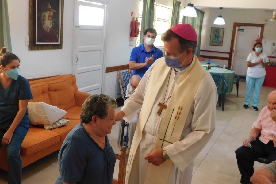 En Navidad, Monseñor Adolfo Canecín compartió con los abuelos del Hogar San José
