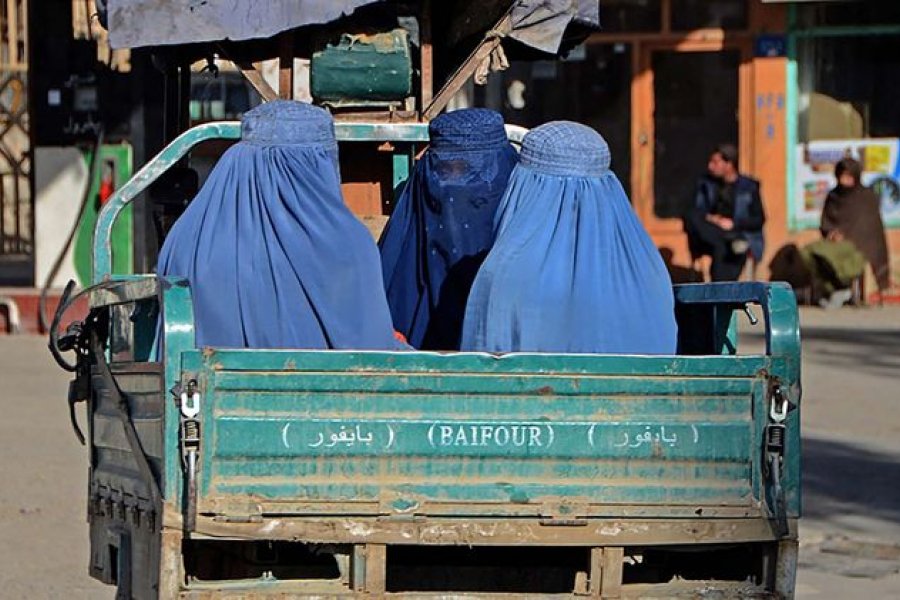 Talibanes prohíben a las afganas ir solas y sin velo en taxi