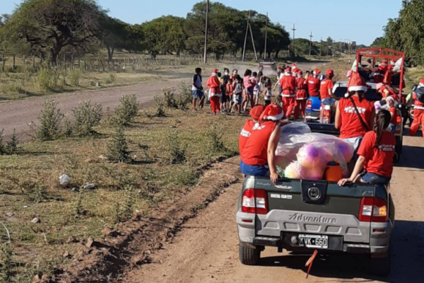 Una cruzada solidaria que se traduce en obsequios para niños y adultos mayores