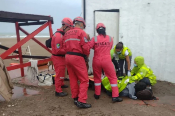 Mar del Plata: El viento voló una sombrilla y ésta terminó clavada en la pierna de su dueño