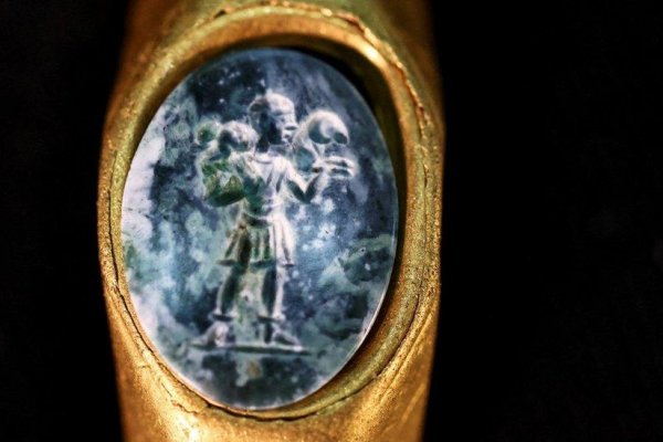 Rescatan del fondo del mar un anillo del siglo III que tiene tallada una imagen de Jesús