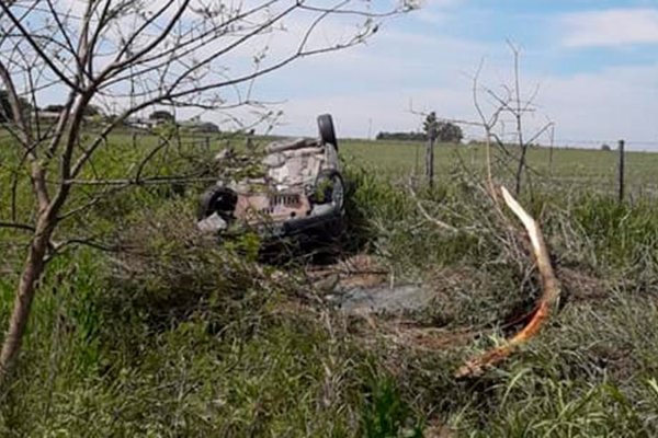 Conductor perdió el control, despistó y volcó con su automóvil