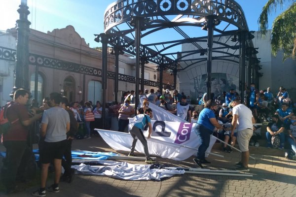 Movilización de vecinos frente al Concejo Deliberante