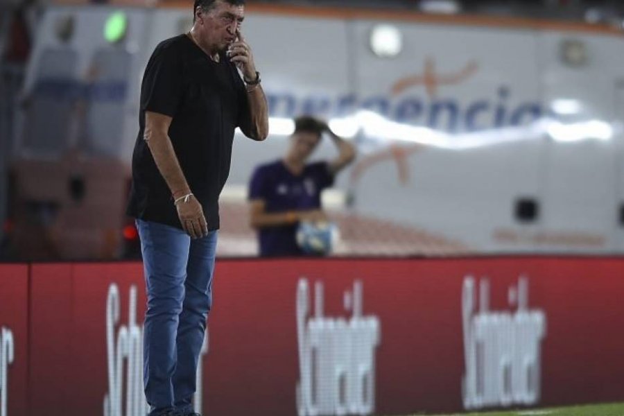 Julio César Falcioni dejó de ser el DT de Independiente
