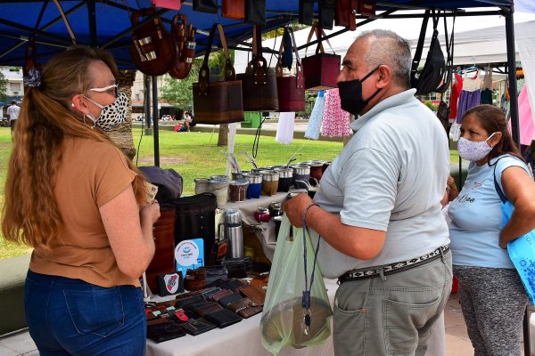 Artesanos ofrecen sus productos este jueves en la plaza Cabral