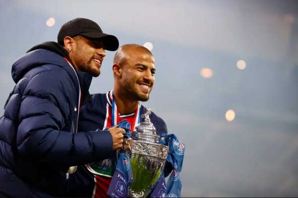 El PSG inició la depuración de su plantel y confirmó la salida de su primera estrella