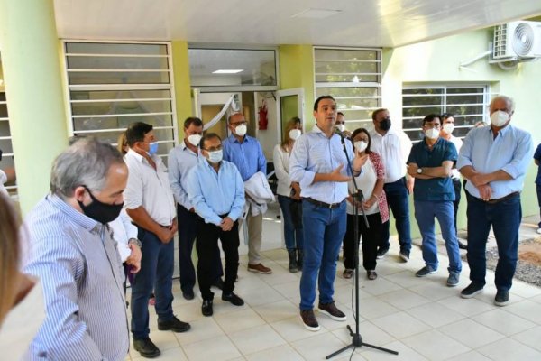 Valdés inauguró un cajero y el hospital para Isla Apipé