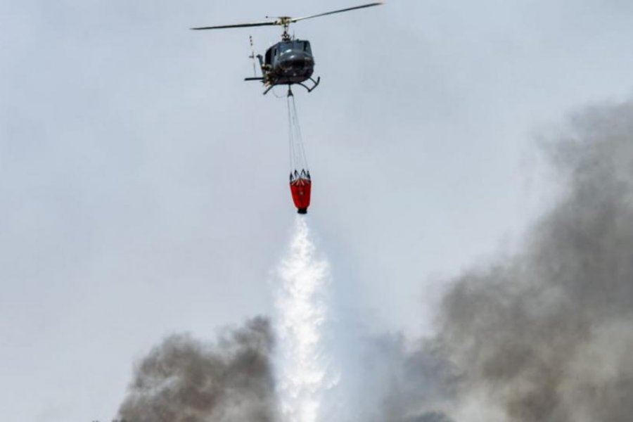 Cayó un helicóptero hidrante que combatía incendios y murieron sus dos ocupantes
