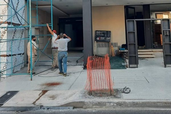 Mujer grave tras caerle una tabla en la cabeza de una obra en construcción