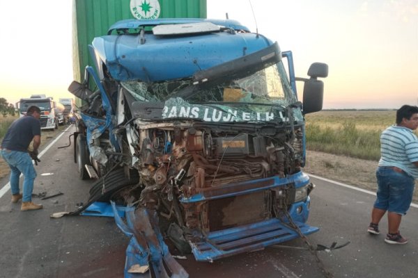 Impactante triple choque de camiones sobre Ruta 14