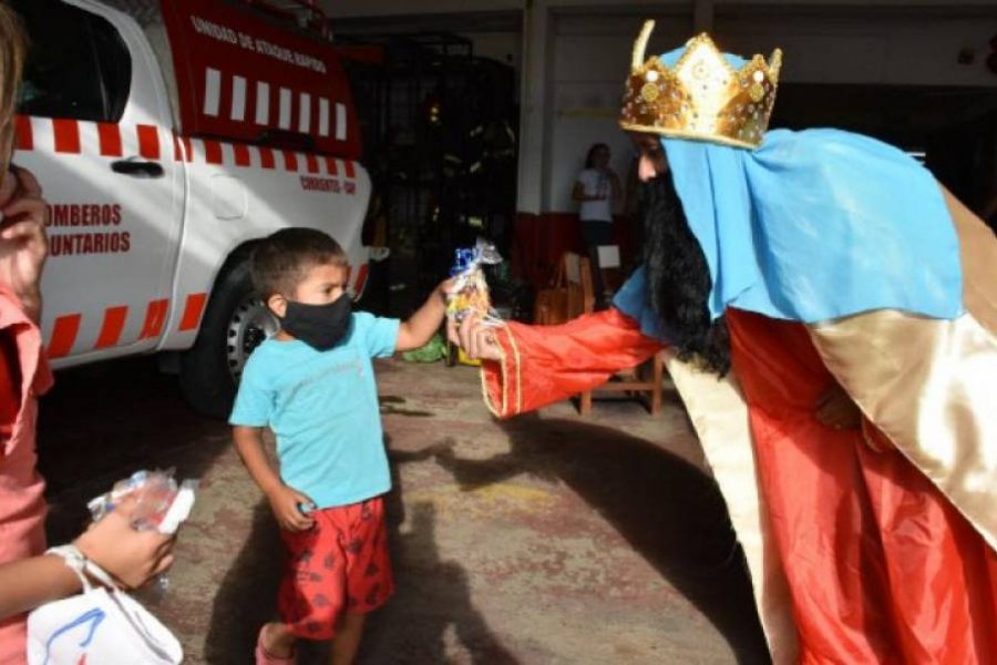 Los Reyes Magos bomberos preparan su tradicional caravana