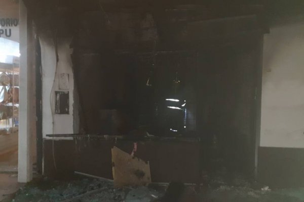 Corrientes: Incendio destruyó un comercio e hirió a una persona