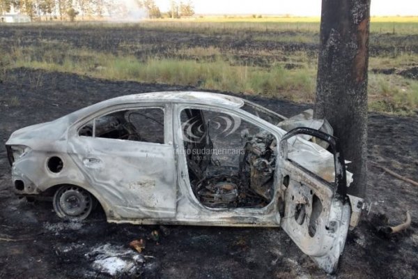 Corrientes: Una mujer murió al chocar su auto contra un árbol y prenderse fuego