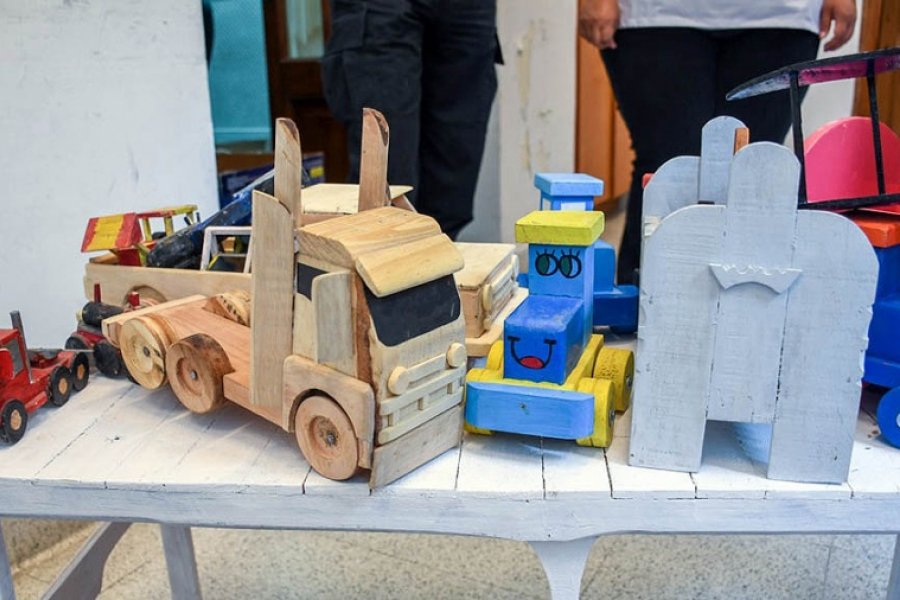 Detenidos de cárceles bonaerenses donaron juguetes artesanales al Hospital de Niños